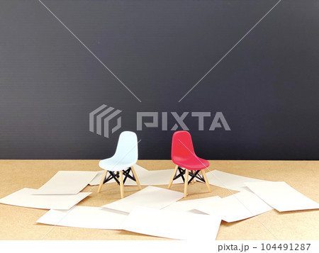 二つの椅子の周りに散らばったたくさんの紙 二つの椅子の周りに散らばったたくさんの紙 104491287