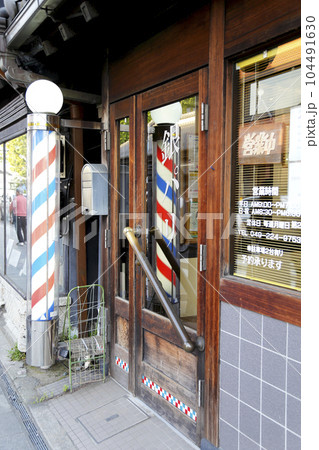 小江戸川越町並み風景 レトロな理容室のサインポール 104491630