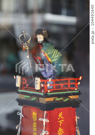 小江戸川越の町並み風景 ショーウインドウの山車の模型とガラスに映り込んだ町並み 104491640