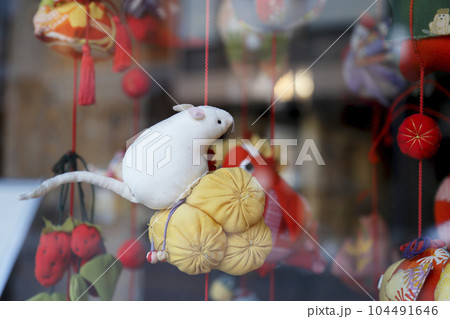 小江戸川越の町並み風景 ショーウインドウの米俵とネズミの人形とガラスの映り込み 104491646