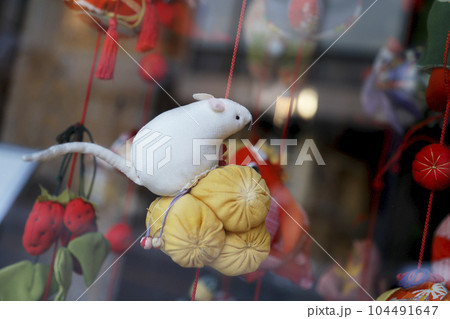 小江戸川越の町並み風景 ショーウインドウの米俵とネズミの人形とガラスの映り込み 104491647