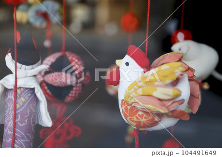 小江戸川越の町並み風景 ショーウインドウの和布で出来た鶏の人形とガラスの映り込み 104491649