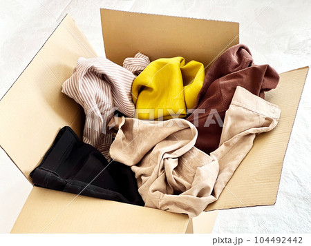 段ボール箱に入れた衣類 104492442