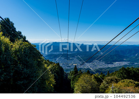 比叡山にかかるロープウェイの風景 比叡山にかかるロープウェイの風景 104492536