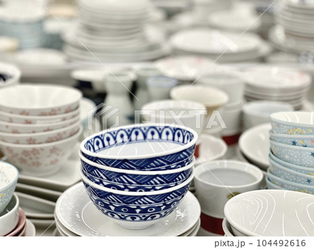 たくさんの陶器の食器の写真素材 [104492616] - PIXTA