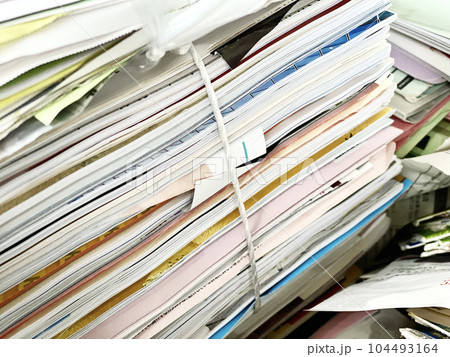 ビニールひもで縛った冊子と紙ごみ 104493164