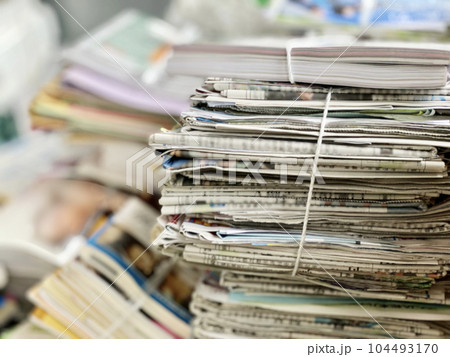 ビニールひもで縛った段ボール箱 104493170