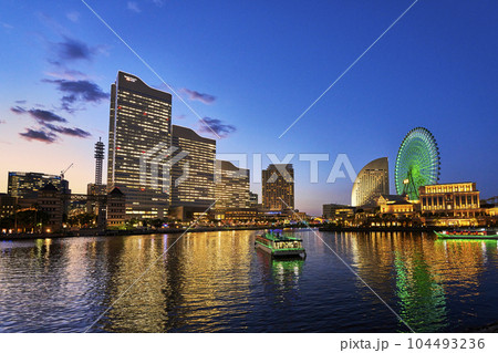 横浜みなとみらい地区の夜景 横浜みなとみらい地区の夜景 104493236