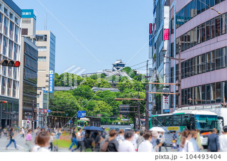 熊本城を背景に繁華街風景「水道町・路面電車通り風景」(熊本市水道町) 熊本城を背景に繁華街風景「水道町・路面電車通り風景」(熊本市水道町) 104493404