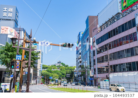 熊本城を背景に「水道町・路面電車通り風景」(熊本市水道町) 104493537