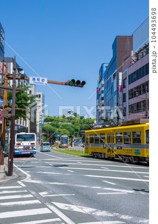 熊本城を背景に「通町筋・路面電車風景」(熊本市水道町) 104493698
