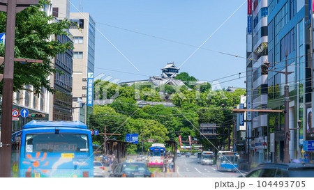 熊本城を背景に「通町筋・路面電車風景」(熊本市水道町) 熊本城を背景に「通町筋・路面電車風景」(熊本市水道町) 104493705