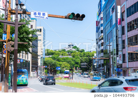 熊本城を背景に「通町筋・路面電車風景」(熊本市水道町) 熊本城を背景に「通町筋・路面電車風景」(熊本市水道町) 104493706