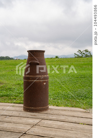 牧場の錆びたミルク缶の写真素材 [104493866] - PIXTA