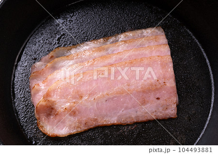 スライスベーコンを焼く 104493881