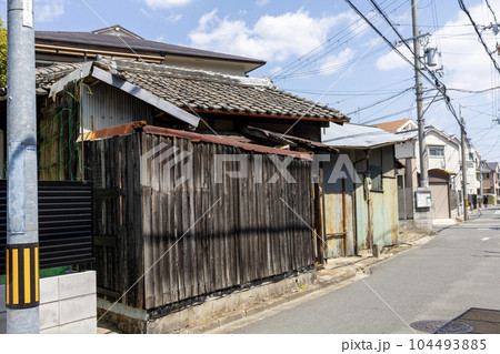 住宅地に建つ古い家 104493885