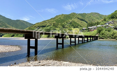 青空と新緑に彩られた四万十川と岩間沈下橋〈高知県四万十市〉 青空と新緑に彩られた四万十川と岩間沈下橋〈高知県四万十市〉 104494240