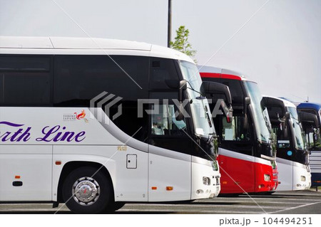 ビジネスイメージ　駐車場に並ぶ観光バス 104494251