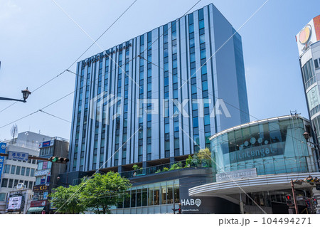路面電車通りから観える繁華街風景「OMO5風景」(熊本市水道町) 104494271