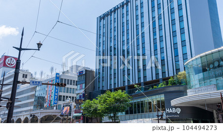路面電車通りから観える繁華街風景「鶴屋デパート・OMO5風景」(熊本市水道町) 104494273