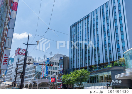 熊本市　路面電車通りから観える風景　　(デパート・繁華街)・ビジネス街「通町筋風景」(熊本市水道町) 104494430