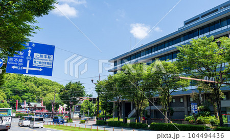 熊本市　路面電車通りから観える風景　　(デパート・繁華街)・ビジネス街「通町筋風景」(熊本市水道町) 104494436