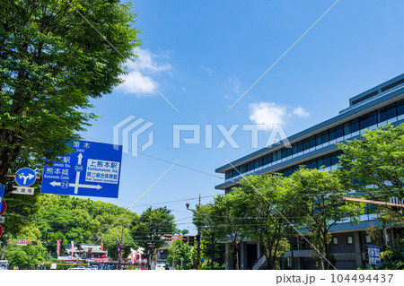熊本市　路面電車通りから観える風景　　(デパート・繁華街)・ビジネス街「通町筋風景」(熊本市水道町) 104494437