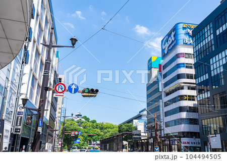 熊本市　路面電車通りから観える風景(デパート・繁華街・ビジネス街)「通町筋風景」(熊本市水道町) 104494505