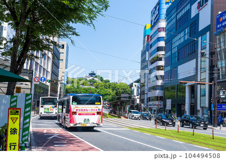 熊本市　路面電車通りから観える風景(デパート・繁華街・ビジネス街)「通町筋風景」(熊本市水道町) 104494508