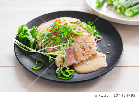 胡麻ドレッシングをかけた合鴨のパストラミ 胡麻ドレッシングをかけた合鴨のパストラミ 104494795