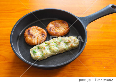 スキレットで焼く天ぷら スキレットで焼く天ぷら 104494802