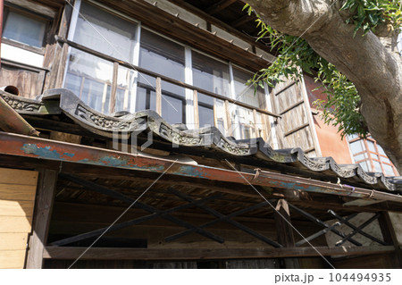 放置された古い空き家 104494935