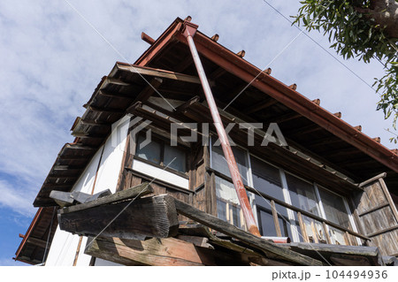 放置された古い空き家 104494936