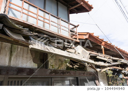 放置された古い空き家 放置された古い空き家 104494940