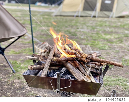 焚き火と遠くにテント 焚き火と遠くにテント 104495021