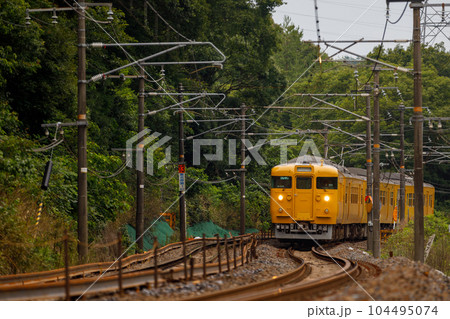 S字カーブを抜けるJR115系直流電車 104495074