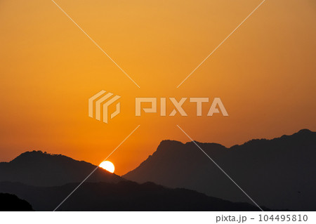 山に沈みゆく夕陽 山に沈みゆく夕陽 104495810