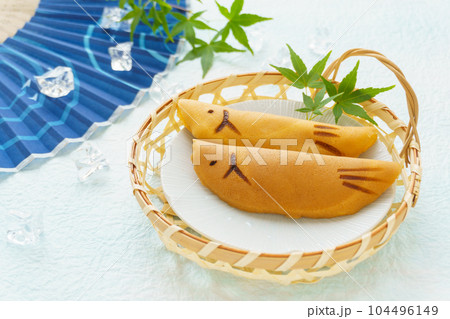 夏の訪れを告げる和菓子「若鮎」 夏の訪れを告げる和菓子「若鮎」 104496149
