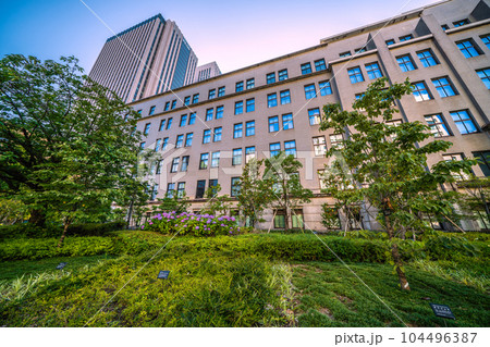 日本の東京都市景観　官庁街。財務省本庁舎・国税庁などを望む 104496387
