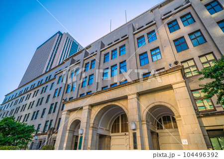 日本の東京都市景観　官庁街。財務省本庁舎・国税庁などを望む 104496392
