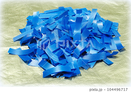 使用済みのPPバンドを短くカットした状態（イラスト風） 104496717