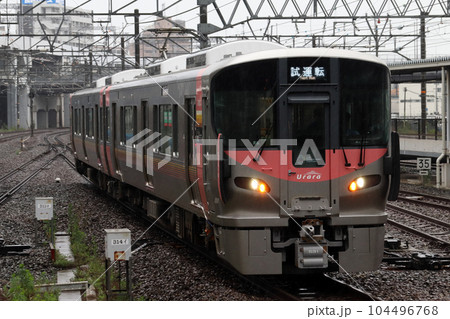 岡山駅に到着する山陽本線227系Urara（試運転列車） 104496768