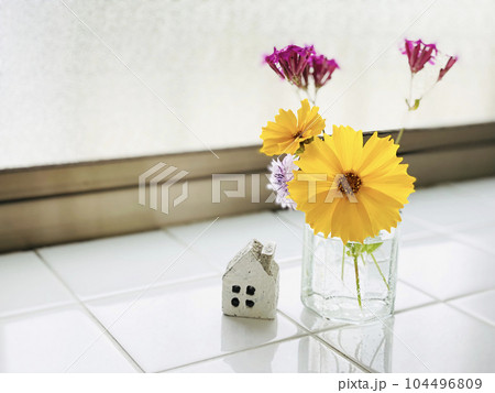 ミニ家小物と瓶に刺した野の花_タイル背景 ミニ家小物と瓶に刺した野の花_タイル背景 104496809