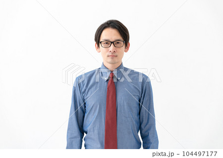 シャツスタイルの男性 104497177