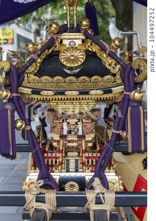 神輿 大国魂神社 おみこし 装飾 黄金 神輿 祭り 伝統行事 春 夏祭り お祭り 豪華な神輿の写真素材 [104497252] - PIXTA