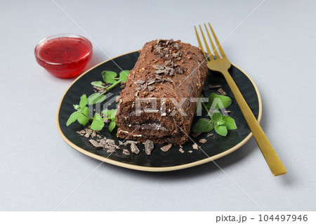 Concept of delicious sweet food - cake roll 104497946