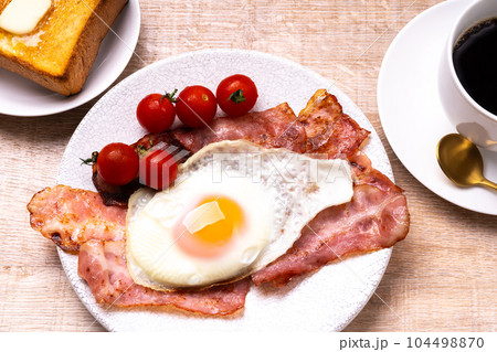 ベーコンエッグとバタートースト 104498870