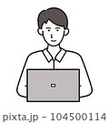 ノートパソコンで作業をする男性 104500114