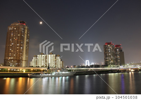 東京湾 有明から望むお台場の高層マンションの夜景 東京湾 有明から望むお台場の高層マンションの夜景 104501038