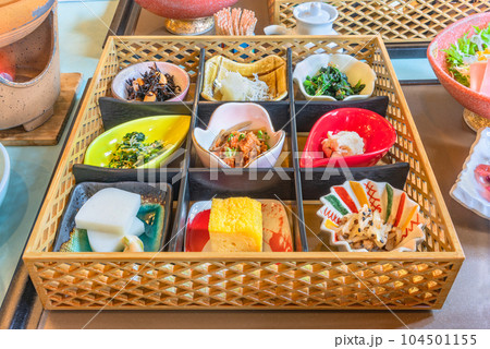 [国内] 小皿に入った野菜のセットで構成される伝統的な日本の朝食。 104501155